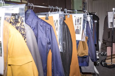 sahne arkasında giysileri ile üzerinde raf