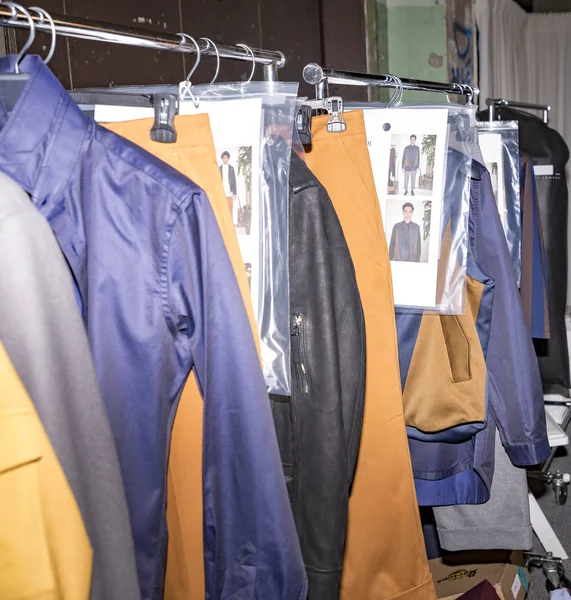 sahne arkasında giysileri ile üzerinde raf