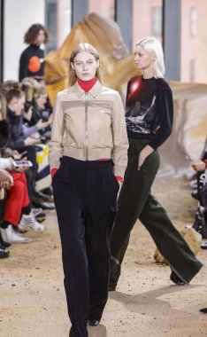  Lacoste koleksiyonu pist gösteri