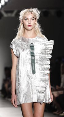 KaTtY Xiomara pist gösteri