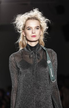 KaTtY Xiomara pist gösteri