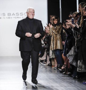  Dennis Basso pist yürür