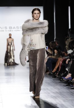  Dennis Basso koleksiyonu pist gösteri