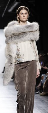 Dennis Basso koleksiyonu pist gösteri