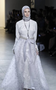 Anniesa Hasibuan Fw17 koleksiyonu