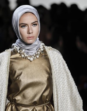 Anniesa Hasibuan Fw17 koleksiyonu