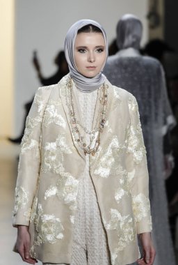 Anniesa Hasibuan Fw17 koleksiyonu