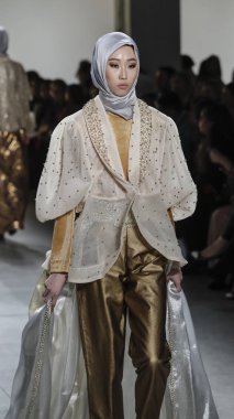 Anniesa Hasibuan Fw17 koleksiyonu