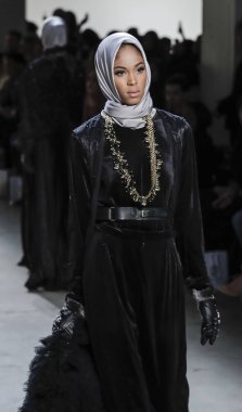 Anniesa Hasibuan Fw17 koleksiyonu