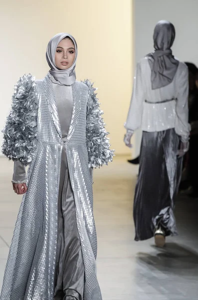 Anniesa Hasibuan Fw17 koleksiyonu