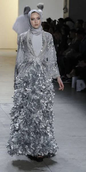 Anniesa Hasibuan Fw17 koleksiyonu