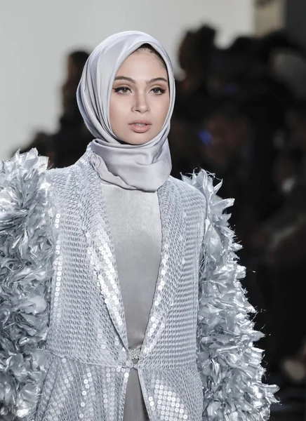 Anniesa Hasibuan Fw17 koleksiyonu