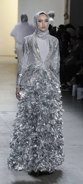 Anniesa Hasibuan Fw17 koleksiyonu