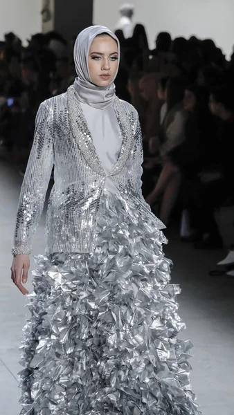 Anniesa Hasibuan Fw17 koleksiyonu