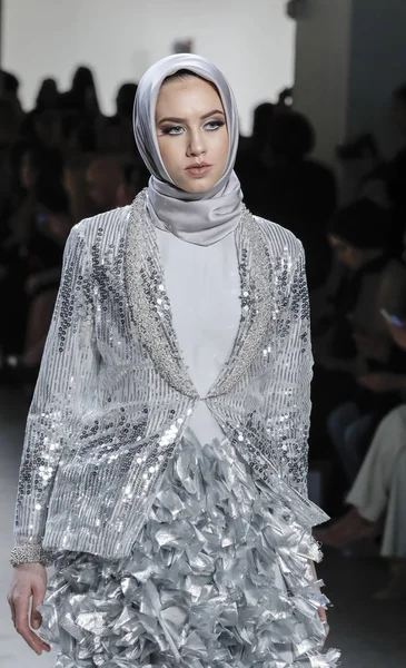 Anniesa Hasibuan Fw17 koleksiyonu