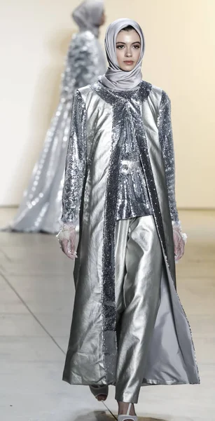 Anniesa Hasibuan Fw17 koleksiyonu