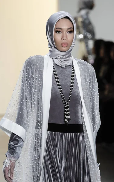 Anniesa Hasibuan Fw17 koleksiyonu