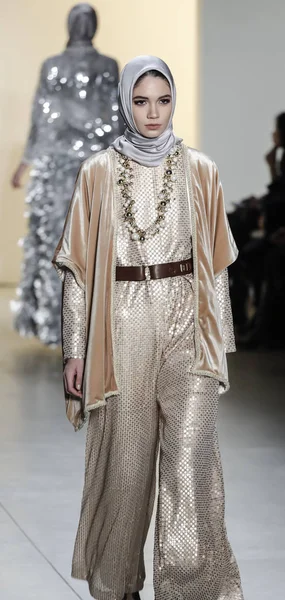 Anniesa Hasibuan Fw17 koleksiyonu