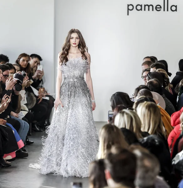 Pamella Roland pist gösteri 