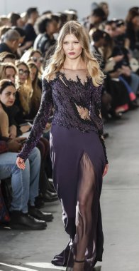 Pamella Roland pist gösteri 