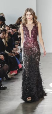 Pamella Roland pist gösteri 