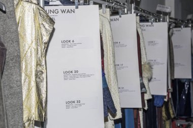 Raflar üzerinde sahne arkası elbiseler ile