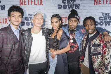 Ünlüler açılış partisi katılmak