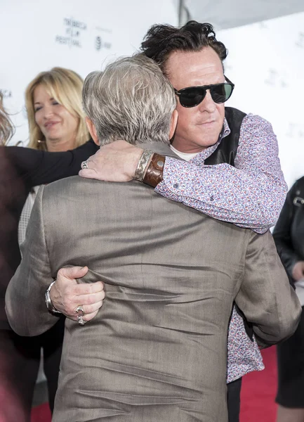 Michael Madsen abraza a Harvey Keitel — Foto de Stock