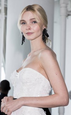 dışarı elbise modeli gösterir 