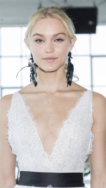 dışarı elbise modeli gösterir 