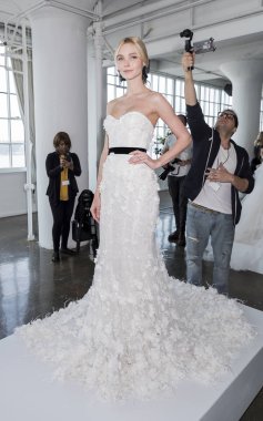 dışarı elbise modeli gösterir 