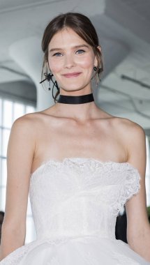 dışarı elbise modeli gösterir 