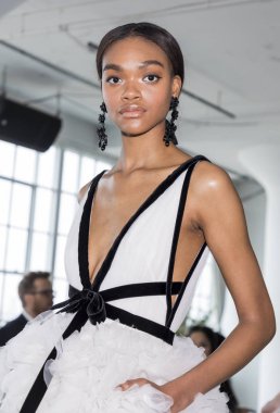 dışarı elbise modeli gösterir 