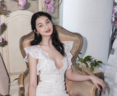 dışarı elbise modeli gösterir