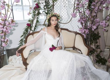 dışarı elbise modeli gösterir