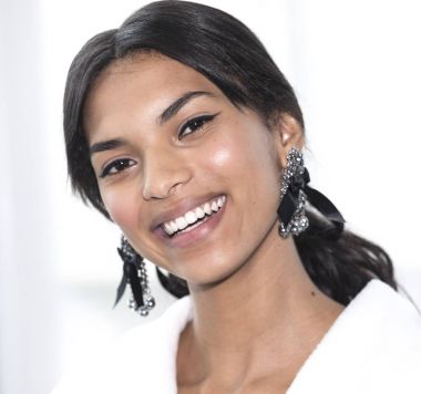 sahne arkasında modeli hazırlar 