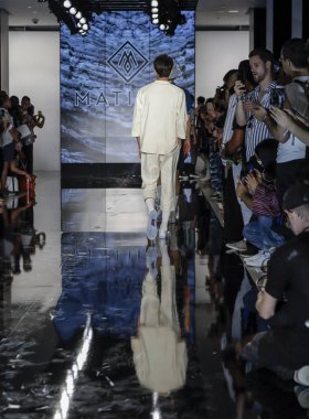 Pist modelleri yürümek