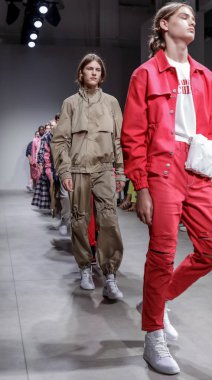 Pist modelleri yürümek