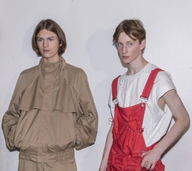 sahne arkasında hazırlanıyor modelleri 