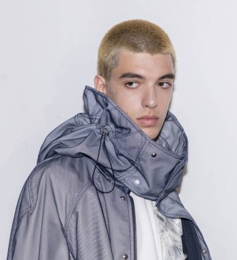 sahne arkasında modeli hazırlar