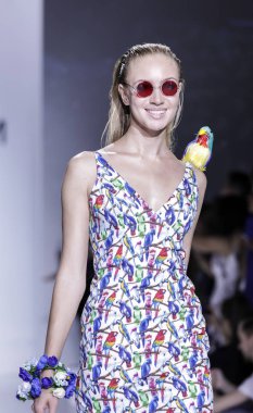 Modeli pist yürür