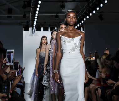 Pist modelleri yürümek