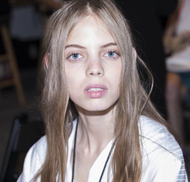 sahne arkasında modeli hazırlar