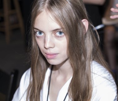 sahne arkasında modeli hazırlar