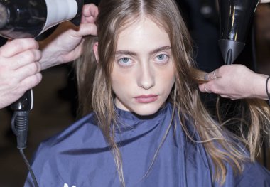 sahne arkasında modeli hazırlar