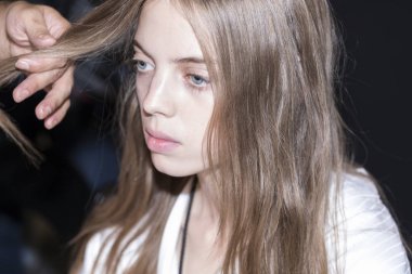 sahne arkasında modeli hazırlar