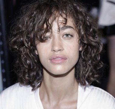 sahne arkasında modeli hazırlar