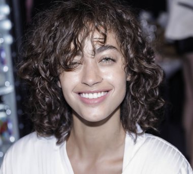 sahne arkasında modeli hazırlar