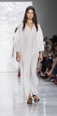 Modeli pist yürür