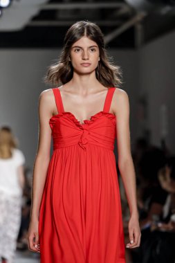 Modeli pist yürür
